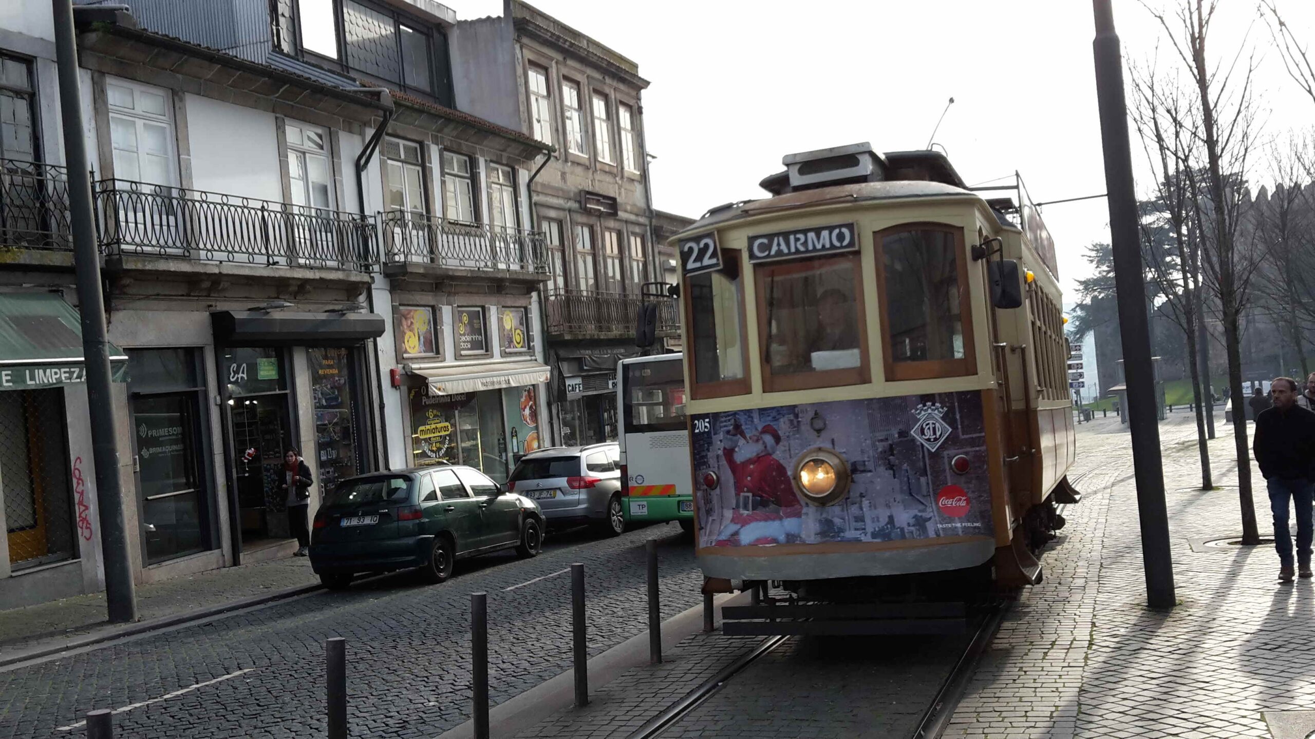 Historische Straßenbahn in Porto auf festem Gleis